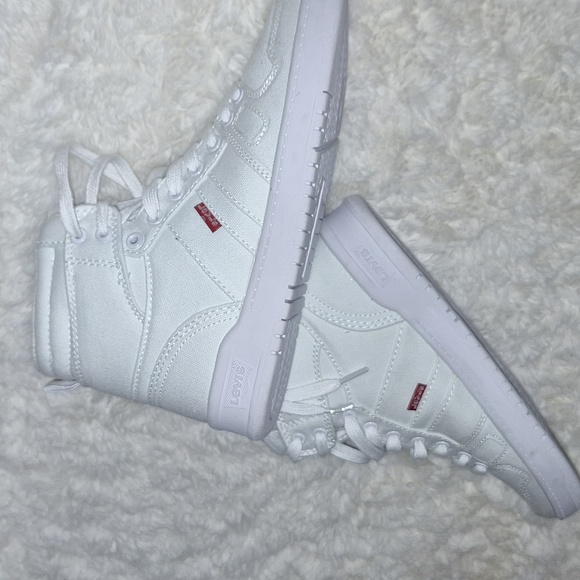 BNWOB Levis Hi-Top Sneakers Size 6.5 - Picture 1 of 7